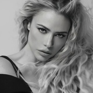 &quot;Cantando sotto la pioggia&quot;,  il musical hollywoodiano al Teatro Alfieri con protagoniste Flora Canto e Martina Stella
