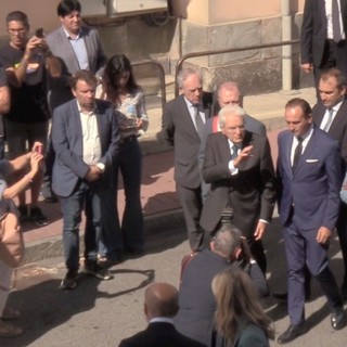 Sergio Mattarella a Brandizzo: il presidente della Repubblica omaggia gli operai caduti con un mazzo di fiori [FOTO e VIDEO]