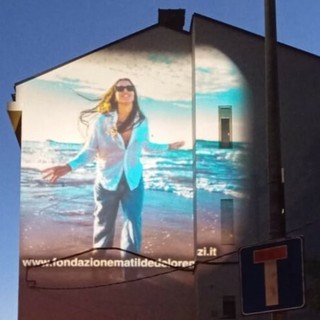 Un’immagine della giovane sciatrice illuminerà la facciata di un palazzo in via Pacchiotti fino al 29 ottobre
