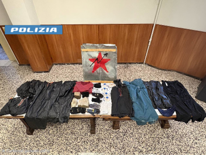 Alcuni degli oggetti sequestrati dalla Polizia