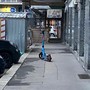 Un monopattino parcheggiato sul marciapiede Un monopattino parcheggiato sul marciapiede