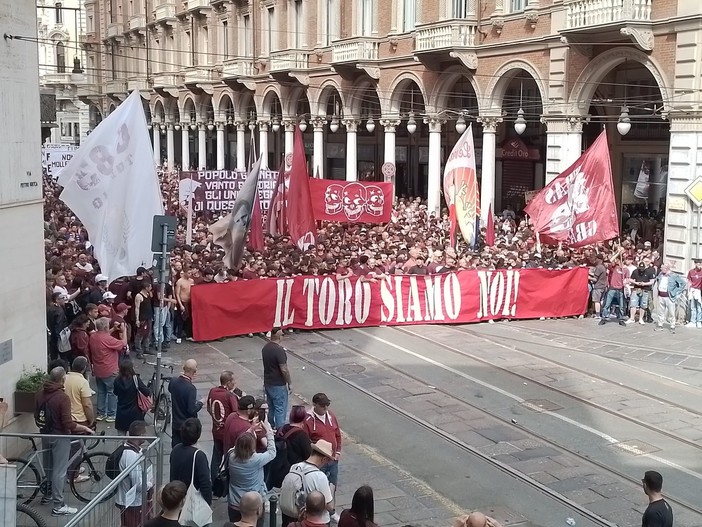 Nel giorno degli Invincibili in 15mila gridano: &quot;Cairo vattene, il Toro siamo noi&quot;