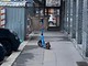 Un monopattino parcheggiato sul marciapiede