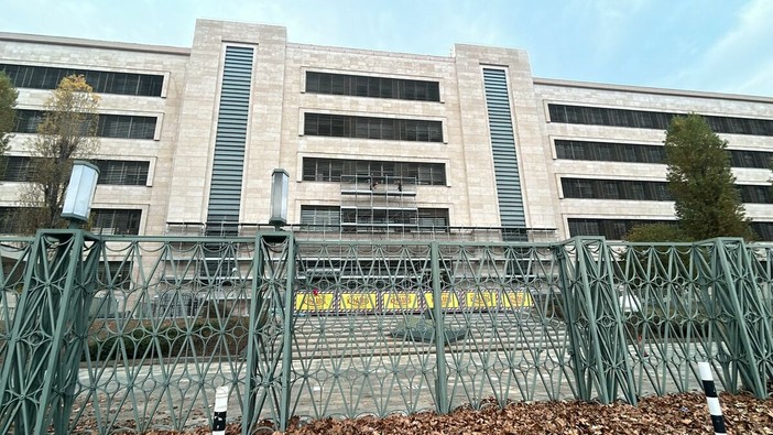 Mirafiori, spariscono le icone storiche dalla facciata della Palazzina Centrale