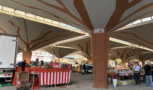 Una immagine del mercato di via Don Grioli