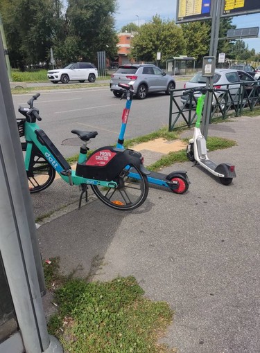 Monopattini e bici in sharing abbandonati alle fermate: &quot;Pedoni sempre più penalizzati&quot;