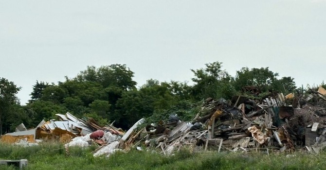 Preoccupazione per i rifiuti nel cantiere del parco del Sangone Preoccupazione per i rifiuti nel cantiere del parco del Sangone