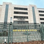 Mirafiori, spariscono le icone storiche dalla facciata della Palazzina Centrale Mirafiori, spariscono le icone storiche dalla facciata della Palazzina Centrale