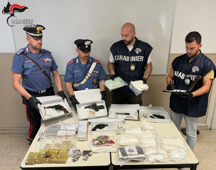 Maxi blitz tra Torino e Canavese: scoperto arsenale e droga nei boschi