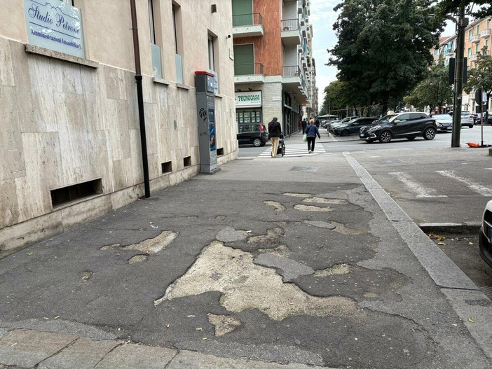 Le condizioni dei marciapiedi di via Borgaro