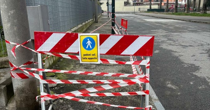 L'intervento della polizia locale in via Cena L'intervento della polizia locale in via Cena