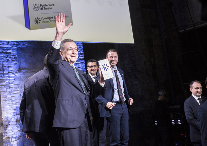 Mario Draghi premiato alle Ogr di Torino