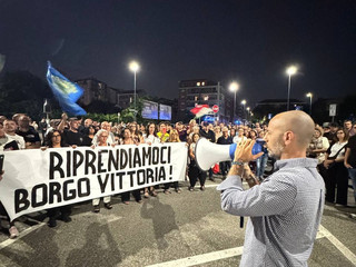 Un momento del corteo di ieri sera Un momento del corteo di ieri sera