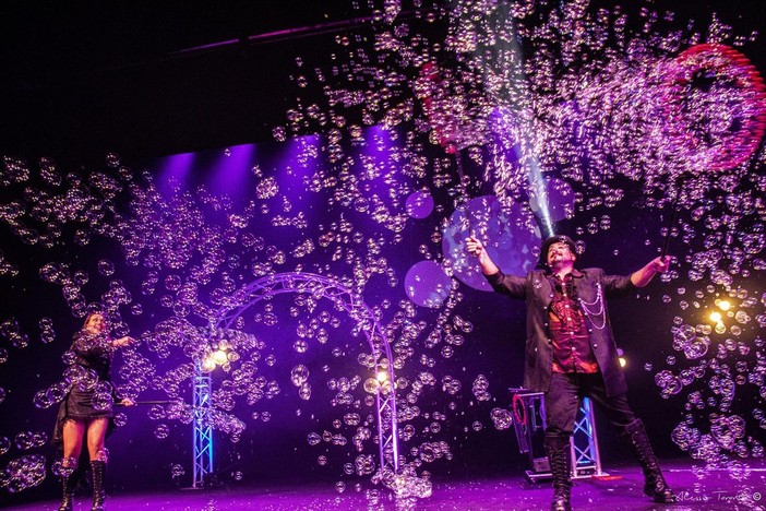 La magia delle bolle di sapone in uno spettacolo memorabile: all'Alfieri c'è BuBBles Revolution La magia delle bolle di sapone in uno spettacolo memorabile: all'Alfieri c'è BuBBles Revolution