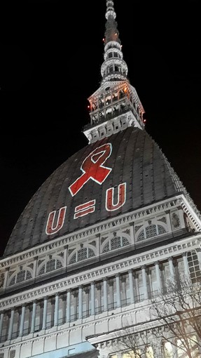 La Mole illuminata con il fiocco rosso simbolo della lotta contro l'Aids