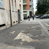 Le condizioni dei marciapiedi di via Borgaro Le condizioni dei marciapiedi di via Borgaro
