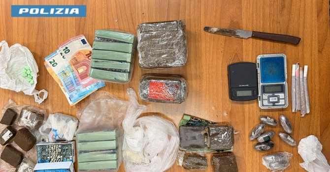 La droga recuperata dalla polizia La droga recuperata dalla polizia