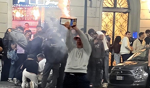 Caos movida a Torino con fumogeni e rifiuti, Lo Russo: "Scene intollerabili, serve presidio del territorio" Caos movida a Torino con fumogeni e rifiuti, Lo Russo: "Scene intollerabili, serve presidio del territorio"