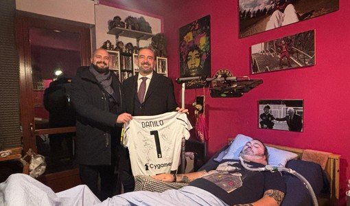 Pedrini e Marrone con la maglia della Juve per Danilo