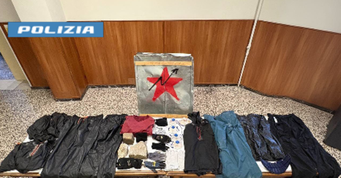 Alcuni degli oggetti sequestrati dalla Polizia Alcuni degli oggetti sequestrati dalla Polizia