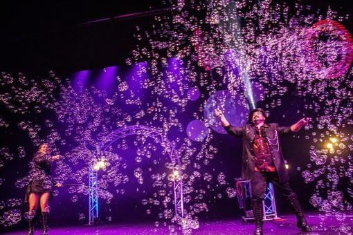 La magia delle bolle di sapone in uno spettacolo memorabile: all'Alfieri c'è BuBBles Revolution La magia delle bolle di sapone in uno spettacolo memorabile: all'Alfieri c'è BuBBles Revolution