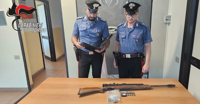 I militari bloccano l'aggressore subito dopo l'allarme I militari bloccano l'aggressore subito dopo l'allarme