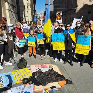 manifestazione con bandiere ucraine