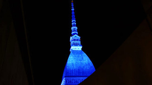 La Mole Antonelliana si illumina di blu contro la neurofibromatosi