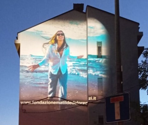 Un’immagine della giovane sciatrice illuminerà la facciata di un palazzo in via Pacchiotti fino al 29 ottobre