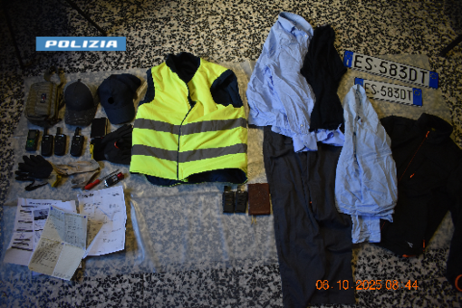 Il materiale recuperato dalla Polizia dopo l'arresto