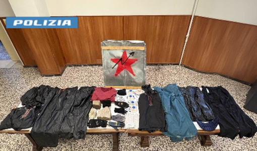 Alcuni degli oggetti sequestrati dalla Polizia