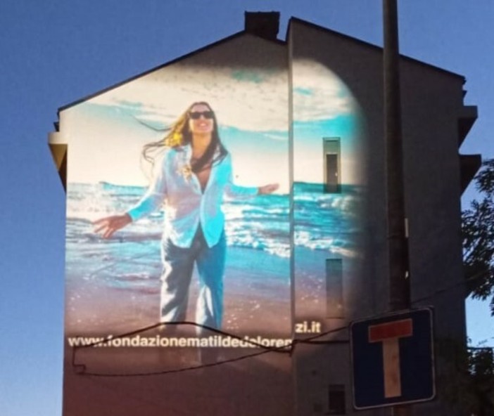 Un’immagine della giovane sciatrice illuminerà la facciata di un palazzo in via Pacchiotti fino al 29 ottobre