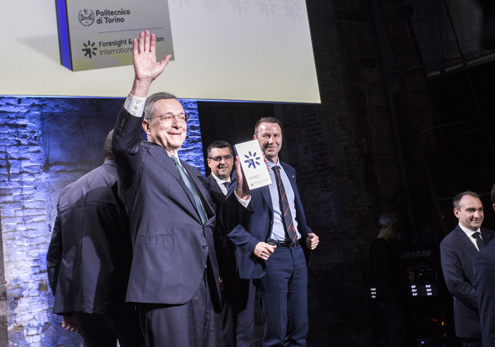 Mario Draghi premiato alle Ogr di Torino