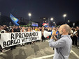 Un momento del corteo di ieri sera Un momento del corteo di ieri sera