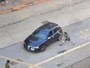 Un ragazzo spacca uno specchietto a un'auto usando un machete Un ragazzo spacca uno specchietto a un'auto usando un machete