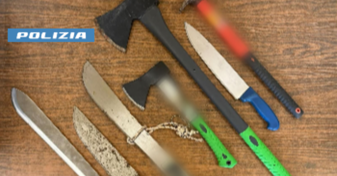 Il machete e le armi rinvenute dagli agenti della Polizia