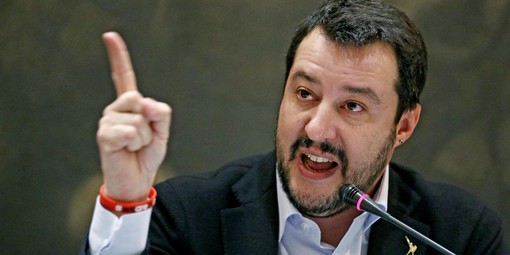 Il M5S Torino sfida Salvini: &quot;Codice identificativo alle forze dell'ordine&quot;