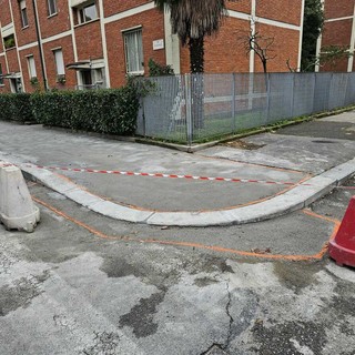 I lavori sui nuovi marciapiedi di via Pirano