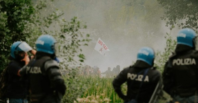 Guerriglia No Tav, il giorno dopo è ancora polemica: "È stato un tentato omicidio, basta scuse" Guerriglia No Tav, il giorno dopo è ancora polemica: "È stato un tentato omicidio, basta scuse"