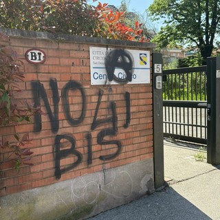 La scritta comparsa davanti alla Circoscrizione 4