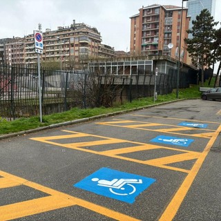 Tracciata la nuova segnaletica orizzontale nell'area parcheggio