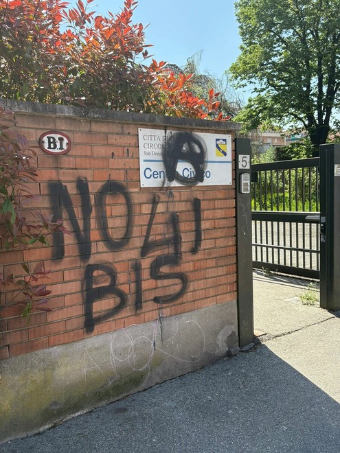 La scritta comparsa davanti alla Circoscrizione 4