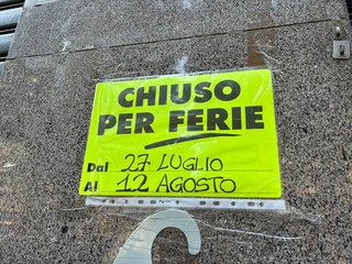Negozi chiusi per ferie Negozi chiusi per ferie