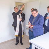 Il cardinale Repole benedice gli alloggi
