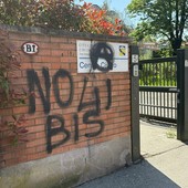 La scritta comparsa davanti alla Circoscrizione 4 La scritta comparsa davanti alla Circoscrizione 4