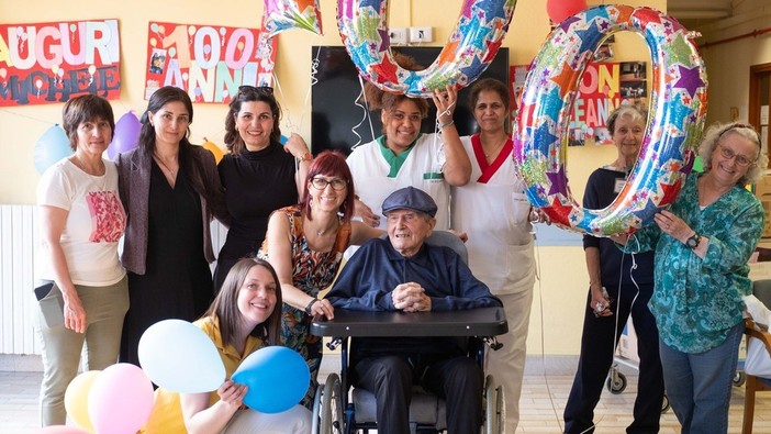 Nonno Michele spegne 100 candeline: una vita tra campi, bicicletta e balli