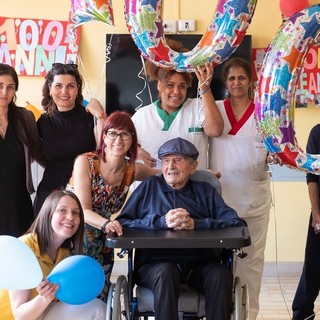 Nonno Michele spegne 100 candeline: una vita tra campi, bicicletta e balli