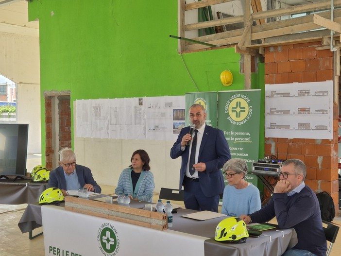 Luca Ferrua, al centro, alla presentazione della nuova sede Luca Ferrua, al centro, alla presentazione della nuova sede