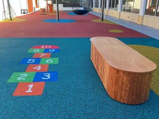 Casa Ugi: un cortile rinnovato tra sport, gioco e inclusione Casa Ugi: un cortile rinnovato tra sport, gioco e inclusione