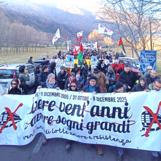 Vent’anni dopo Venaus, migliaia in marcia contro la Tav in Val di Susa